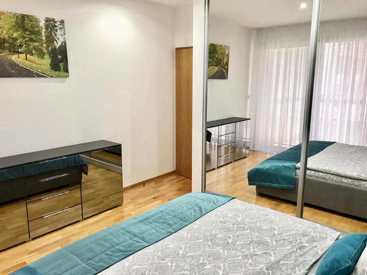 Korunni Dvur, 2 Free Parkings Praga